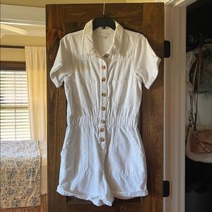 Gianni Bini
Tori White Short Sleeve Romper. Size M